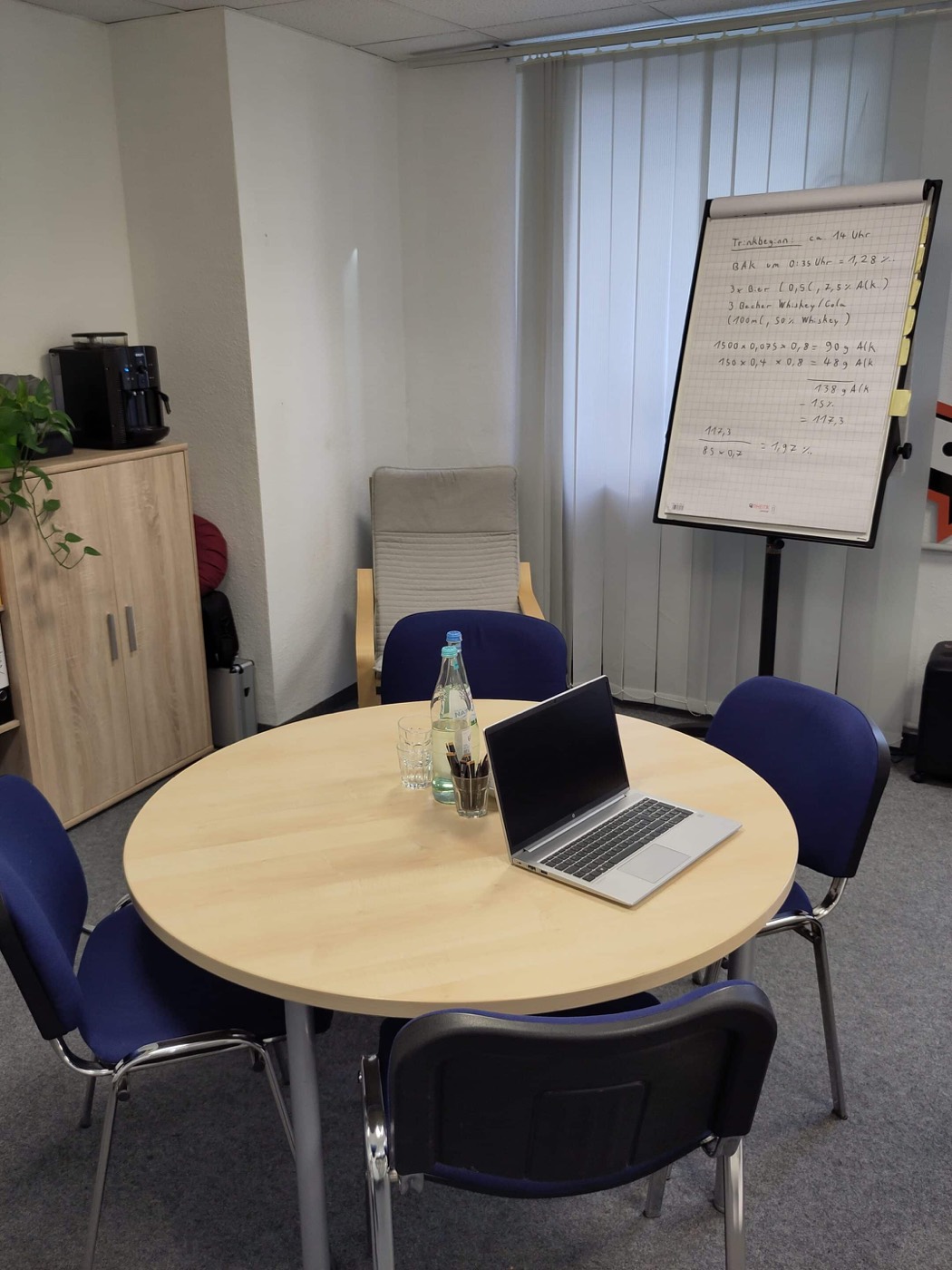 Besprechungstisch mit Flipchart im Beratungsraum in Essen